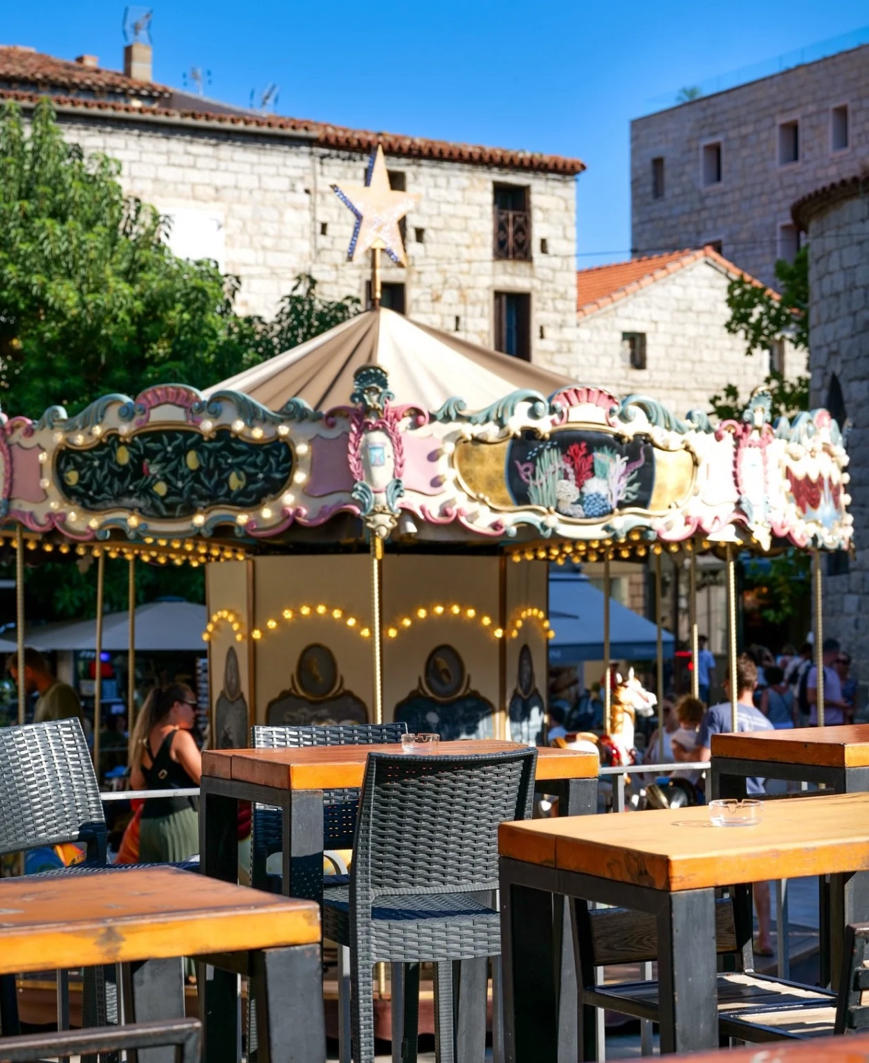 Le carrousel et l’esprit de la place