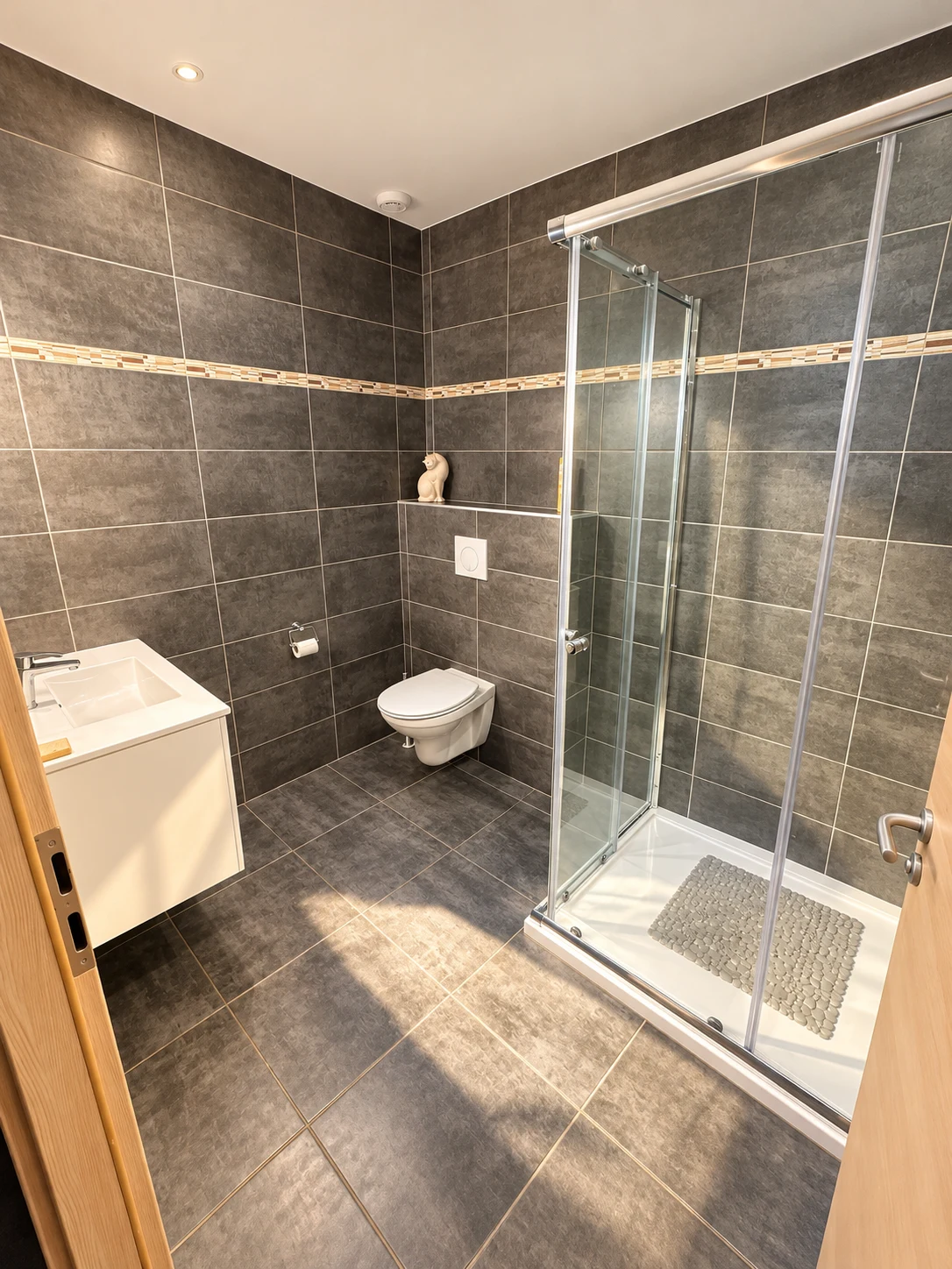 Première salle de bains et douche à l’italienne